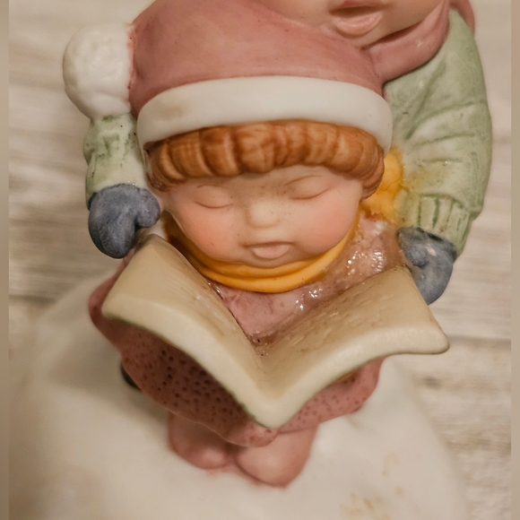 Vintage 1985 Avon Joy to the World Handpainted Porcelain Music Box Carolers - Picture 6 of 9